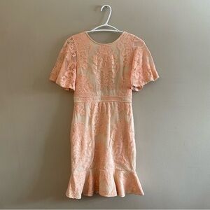 Hesperus Backless Peach Lace Overlay Dress w Ruffled Sleeves & Hem – Medium EUC